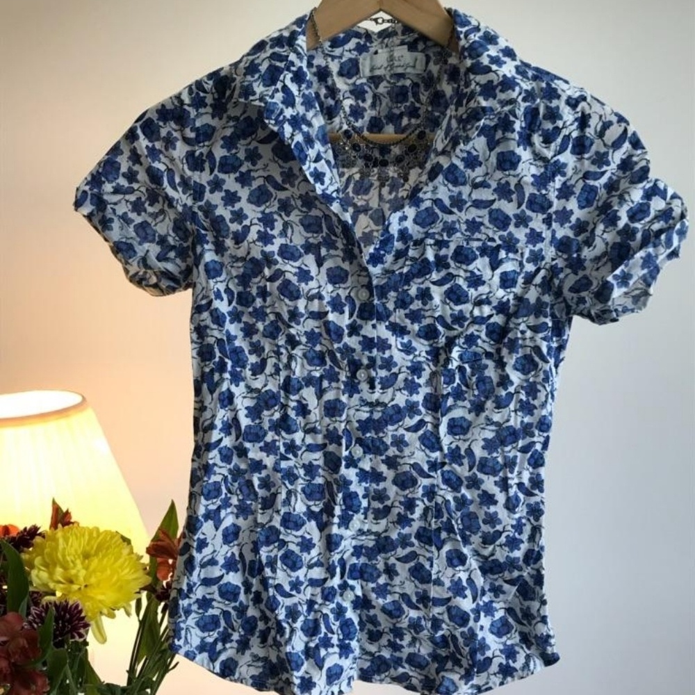 Patterned short sleeve button up sz 4